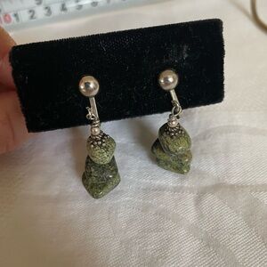 Silver clip earrings with green veiny stone